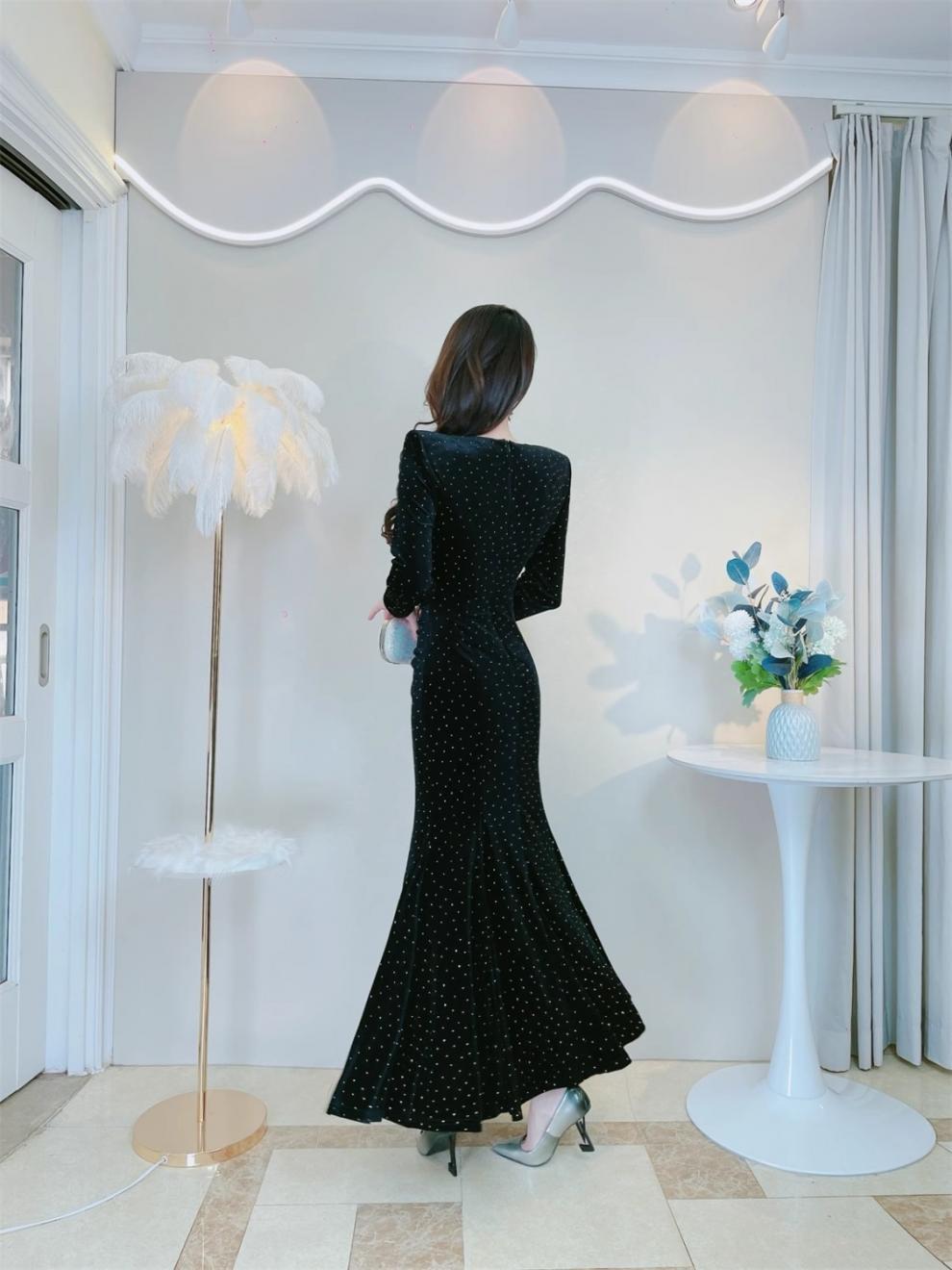 Autumn and Winter Slimming Women's Slimming Velvet Dress Warm Rhinestone Pleated Waist Tight Hip Bag Fishtail Dress Tide