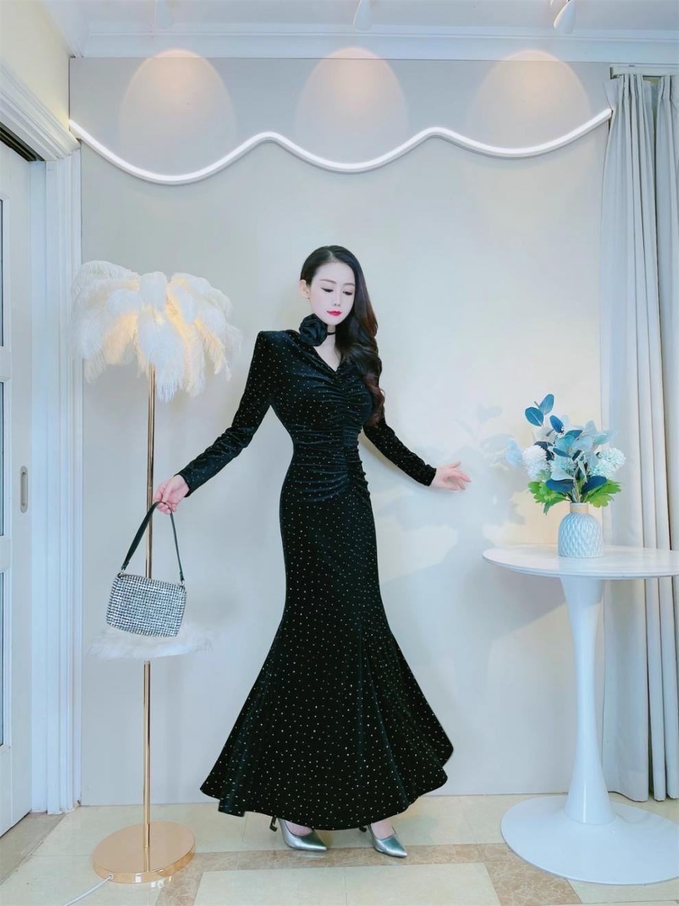 Autumn and Winter Slimming Women's Slimming Velvet Dress Warm Rhinestone Pleated Waist Tight Hip Bag Fishtail Dress Tide