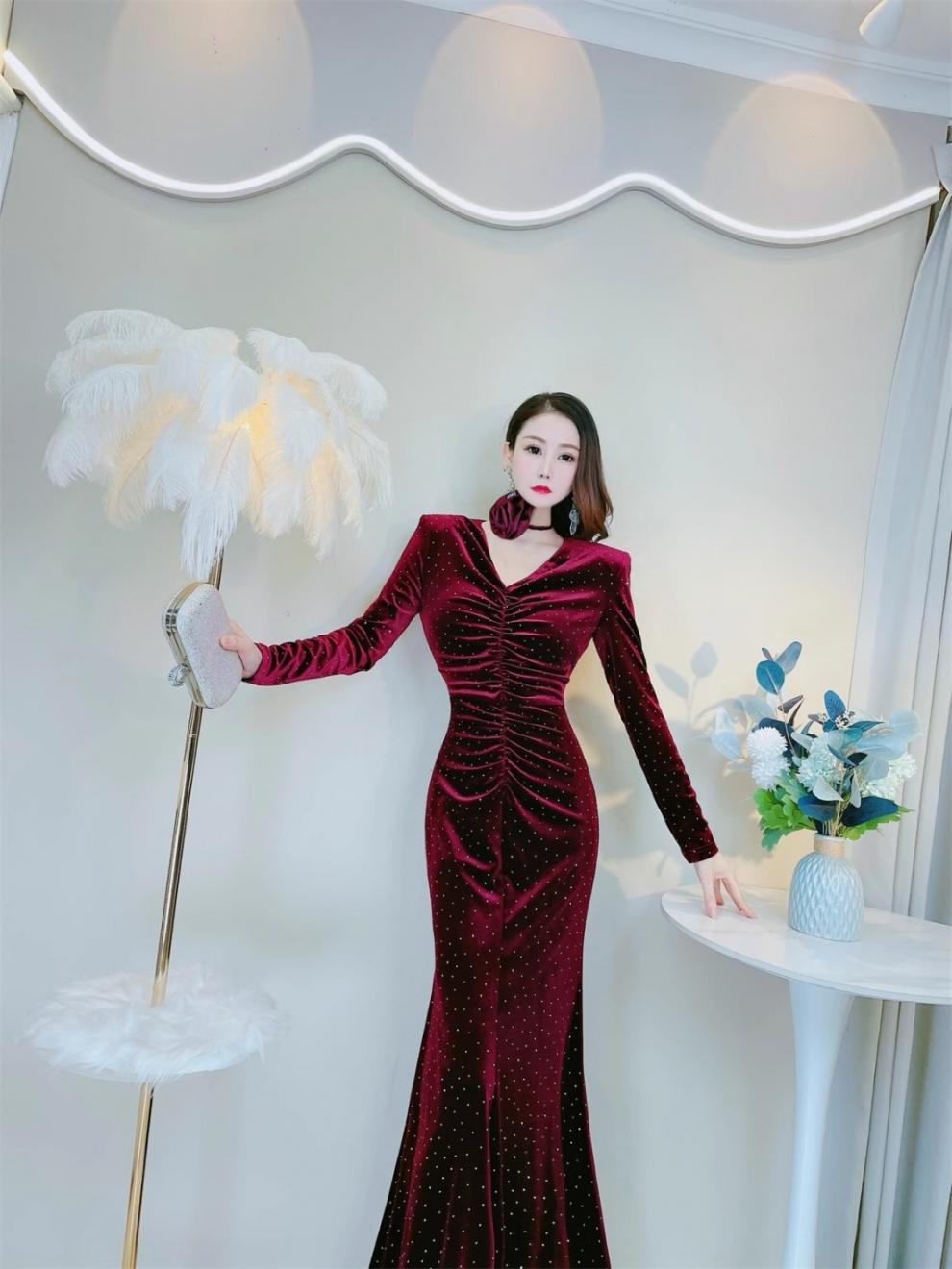 Autumn and Winter Slimming Women's Slimming Velvet Dress Warm Rhinestone Pleated Waist Tight Hip Bag Fishtail Dress Tide