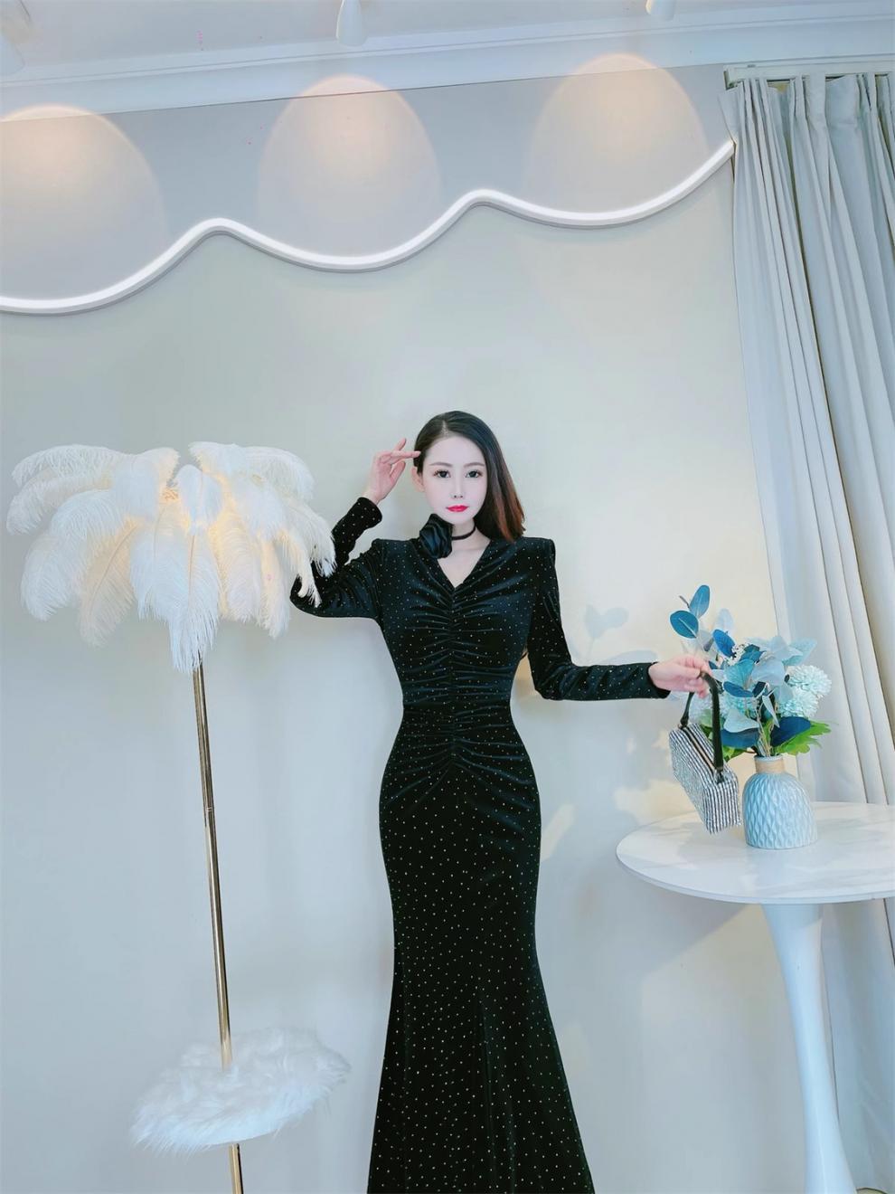 Autumn and Winter Slimming Women's Slimming Velvet Dress Warm Rhinestone Pleated Waist Tight Hip Bag Fishtail Dress Tide