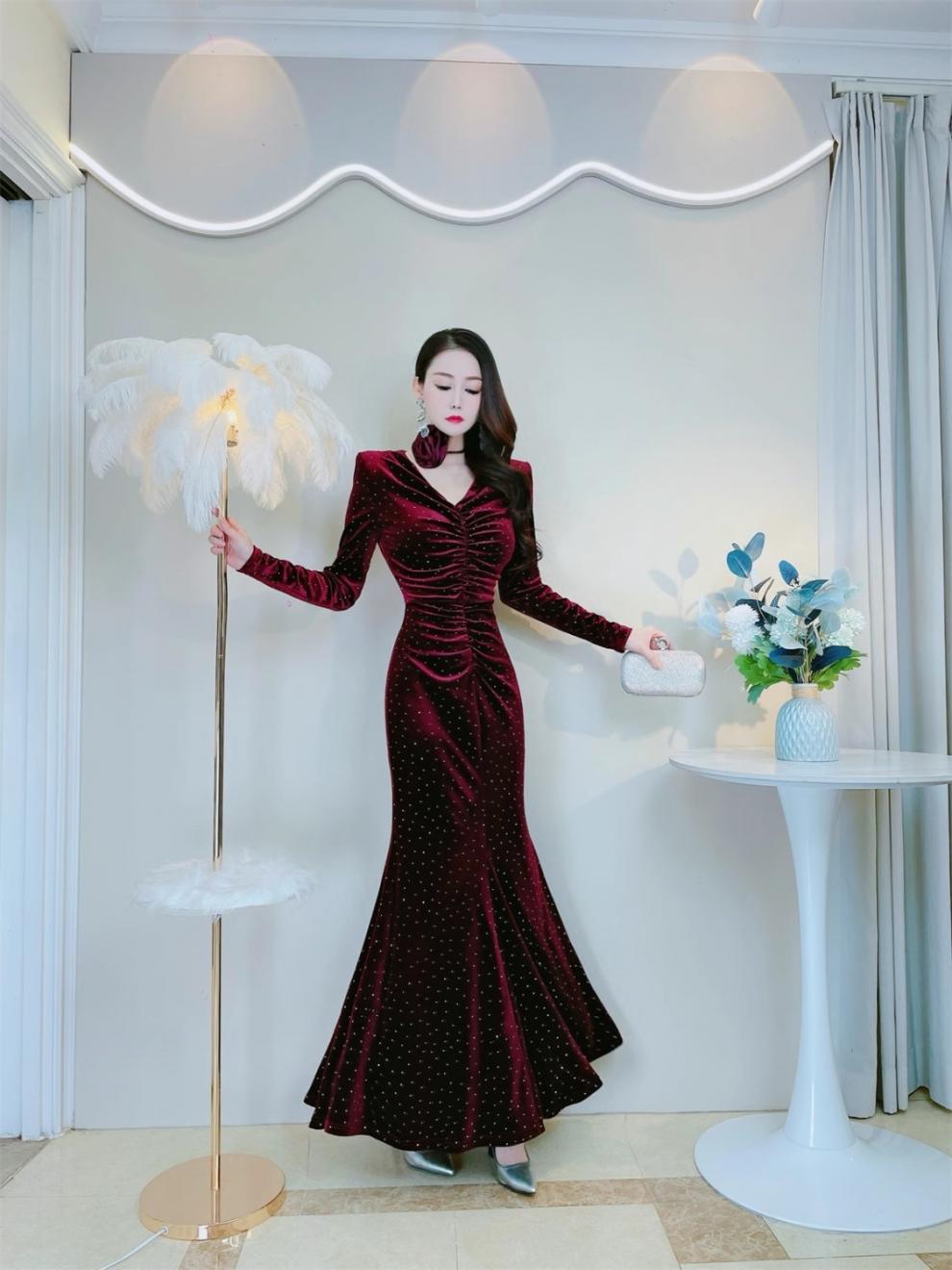 Autumn and Winter Slimming Women's Slimming Velvet Dress Warm Rhinestone Pleated Waist Tight Hip Bag Fishtail Dress Tide