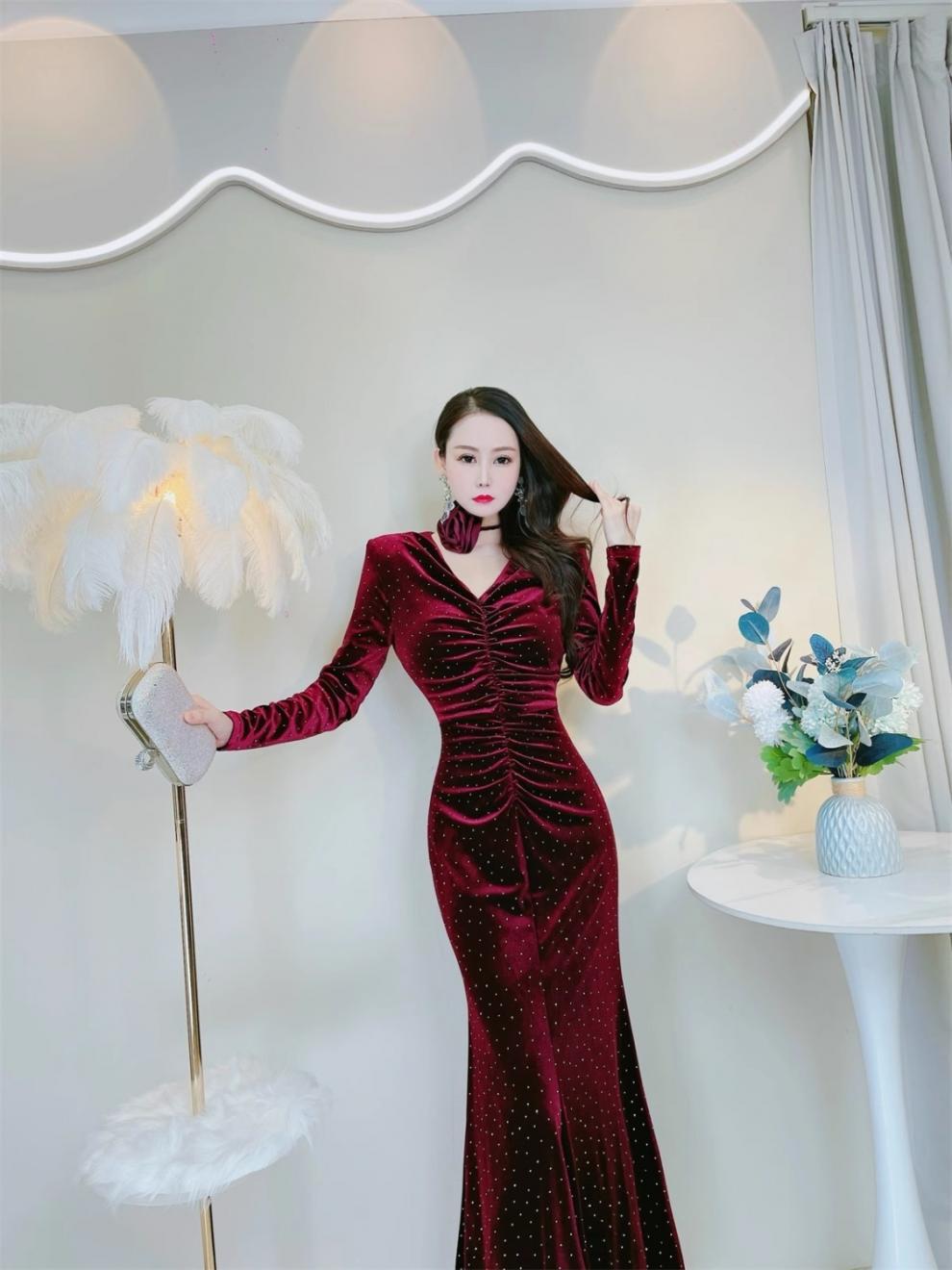 Autumn and Winter Slimming Women's Slimming Velvet Dress Warm Rhinestone Pleated Waist Tight Hip Bag Fishtail Dress Tide