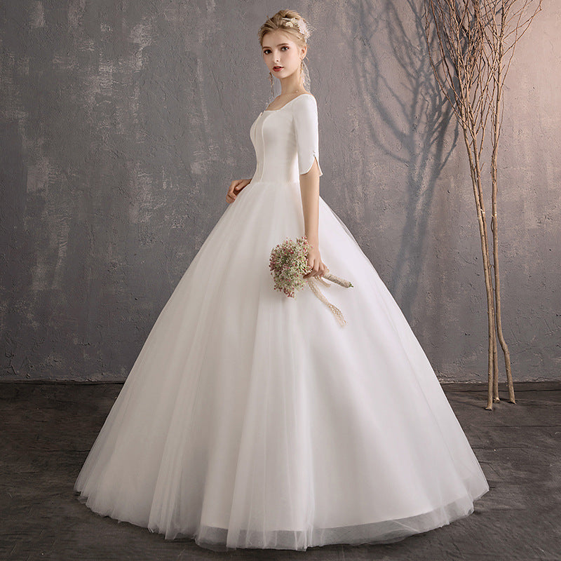 The new autumn/winter one-shoulder white satin simple and neat design of the wedding dress