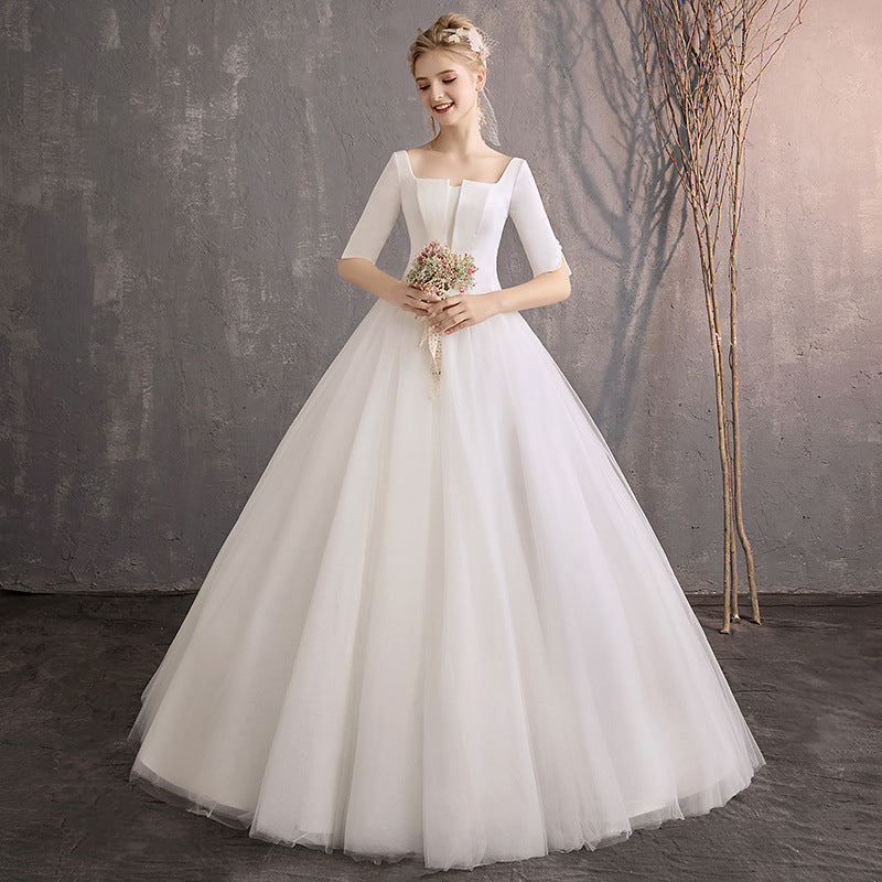 The new autumn/winter one-shoulder white satin simple and neat design of the wedding dress