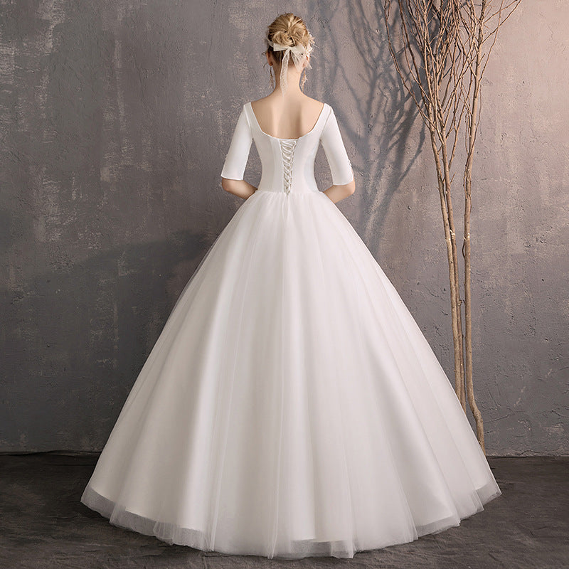 The new autumn/winter one-shoulder white satin simple and neat design of the wedding dress