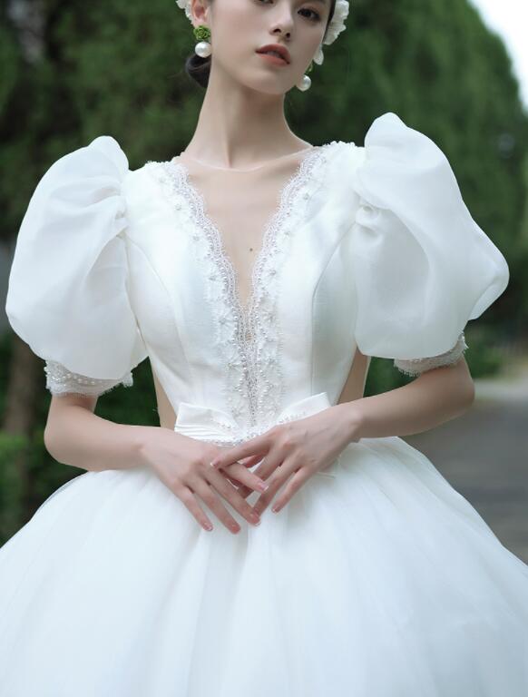 Satin main wedding dress 2022 new bride temperament French retro small simple drag exhaust quality bubble sleeve