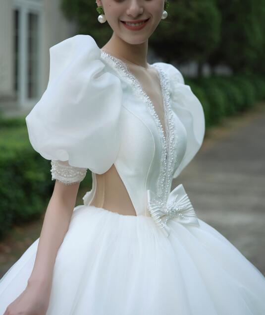 Satin main wedding dress 2022 new bride temperament French retro small simple drag exhaust quality bubble sleeve