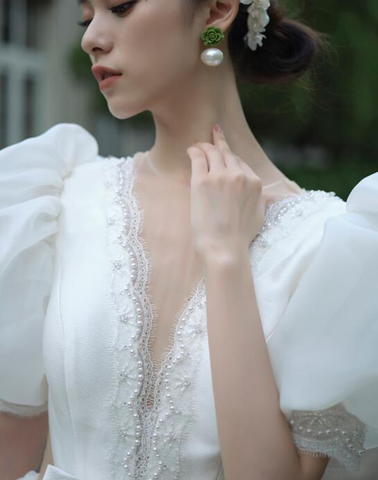 Satin main wedding dress 2022 new bride temperament French retro small simple drag exhaust quality bubble sleeve