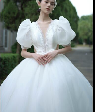 Satin main wedding dress 2022 new bride temperament French retro small simple drag exhaust quality bubble sleeve