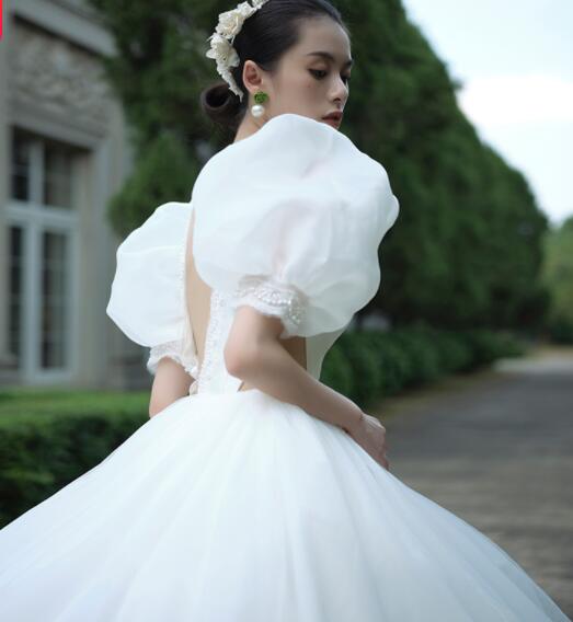 Satin main wedding dress 2022 new bride temperament French retro small simple drag exhaust quality bubble sleeve