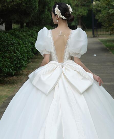 Satin main wedding dress 2022 new bride temperament French retro small simple drag exhaust quality bubble sleeve