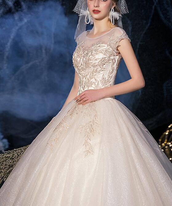 Full-shouldered wedding dress is a bridal bridal gown with champagne wrap and lace