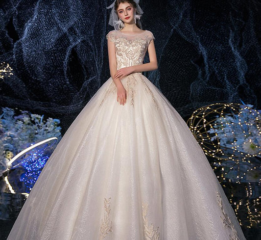 Full-shouldered wedding dress is a bridal bridal gown with champagne wrap and lace