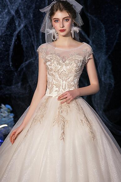 Full-shouldered wedding dress is a bridal bridal gown with champagne wrap and lace