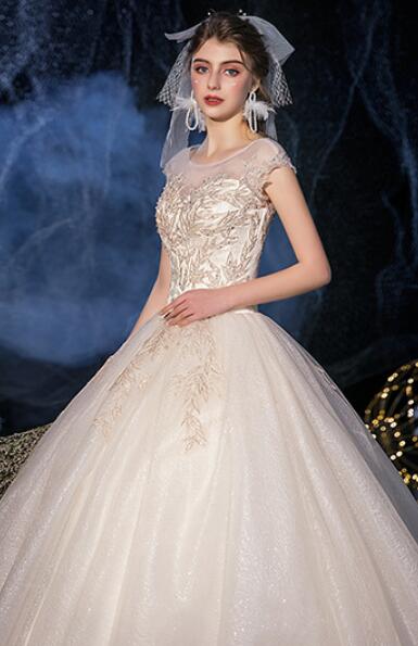 Full-shouldered wedding dress is a bridal bridal gown with champagne wrap and lace