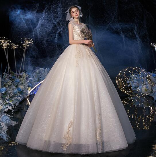 Full-shouldered wedding dress is a bridal bridal gown with champagne wrap and lace