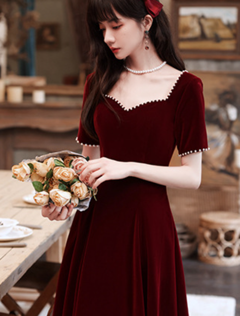 The new winter Burgundy wedding dress can be worn with an engagement dress