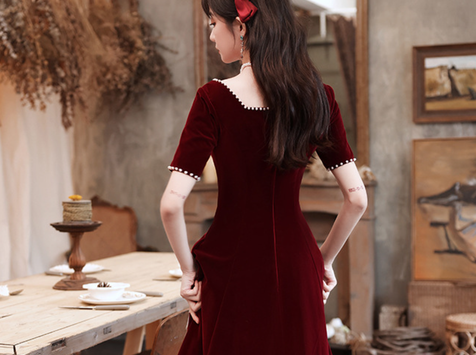 The new winter Burgundy wedding dress can be worn with an engagement dress