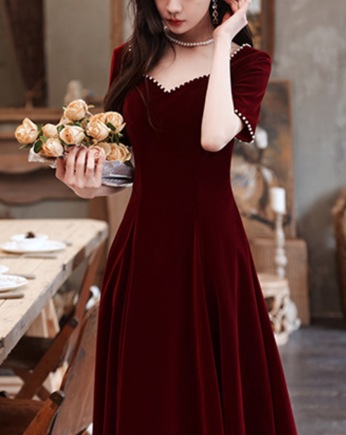 The new winter Burgundy wedding dress can be worn with an engagement dress