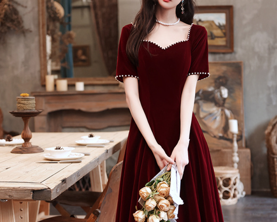 The new winter Burgundy wedding dress can be worn with an engagement dress