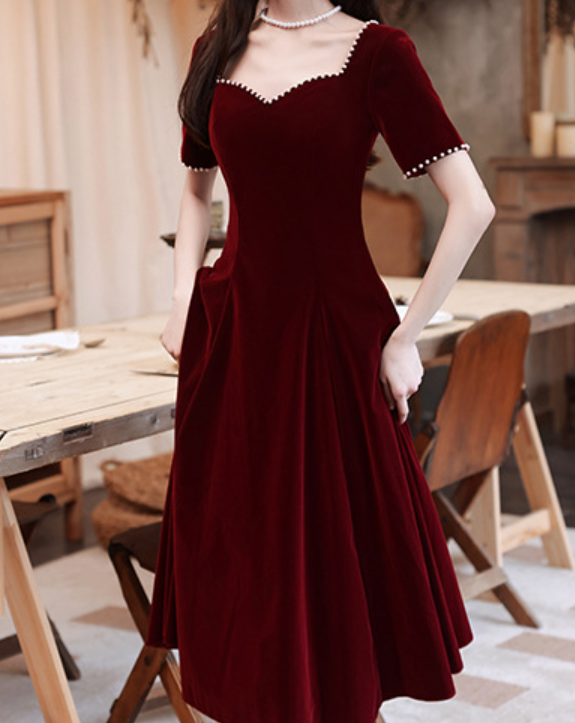 The new winter Burgundy wedding dress can be worn with an engagement dress