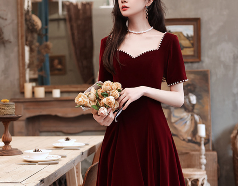 The new winter Burgundy wedding dress can be worn with an engagement dress