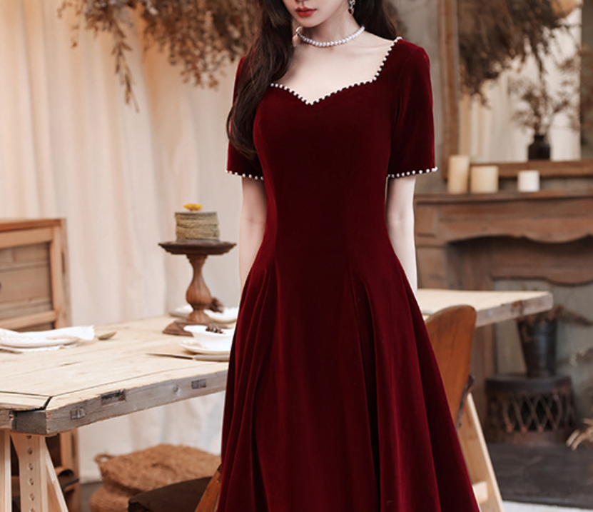 The new winter Burgundy wedding dress can be worn with an engagement dress