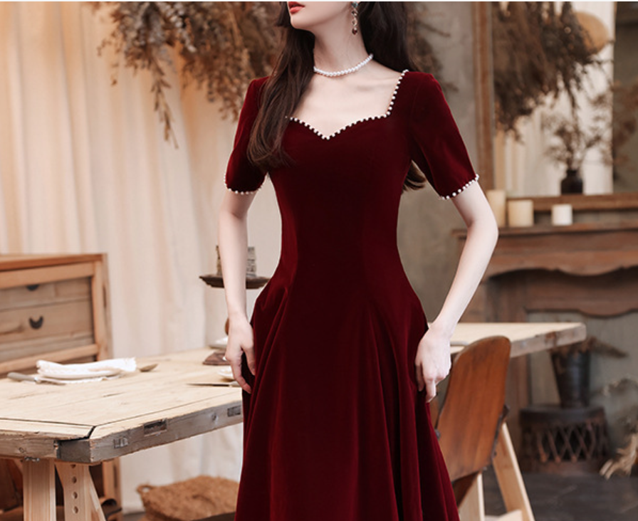 The new winter Burgundy wedding dress can be worn with an engagement dress