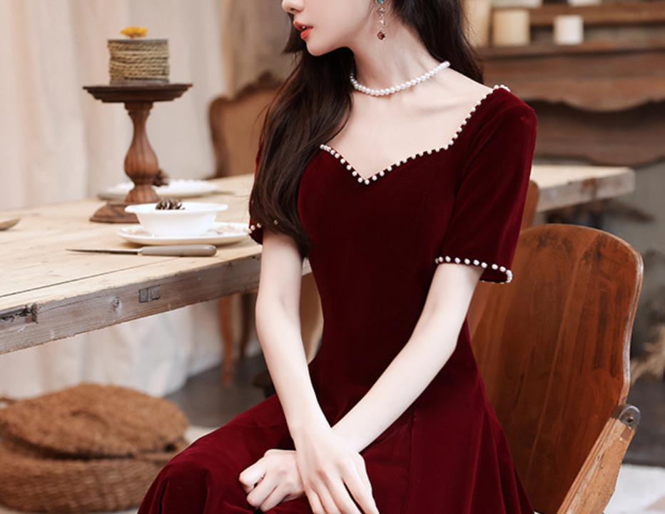 The new winter Burgundy wedding dress can be worn with an engagement dress