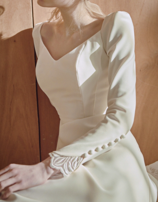 French light wedding dress 2022 new bride long sleeves simple tail white thin spring V-collar temperament