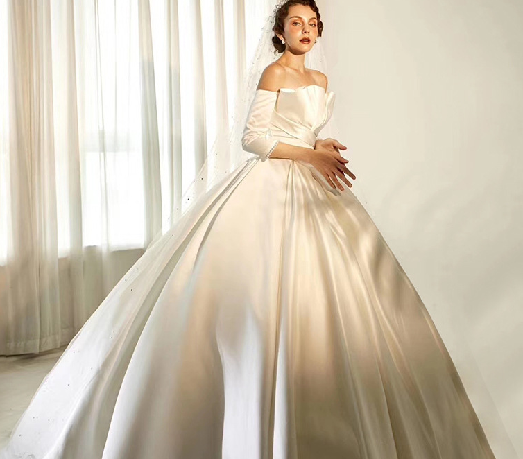 Satin wedding dress 2022 new bride strapless drag simple sen is Europe and America