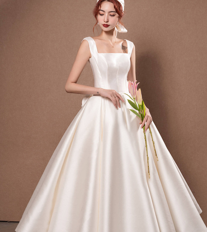 Light Wedding Dress 2022 New Everyday simple black tie dress Hepburn strap-out satin light wedding dress