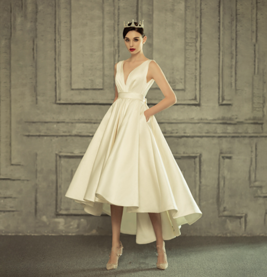 Short on the front and long on the back, simple satin wedding dress for Audrey Hepburn