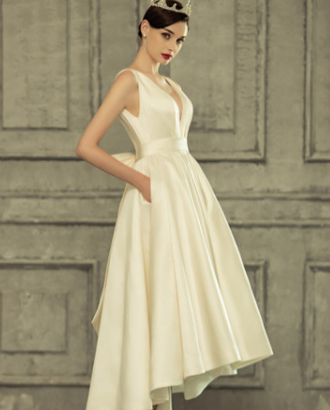 Short on the front and long on the back, simple satin wedding dress for Audrey Hepburn