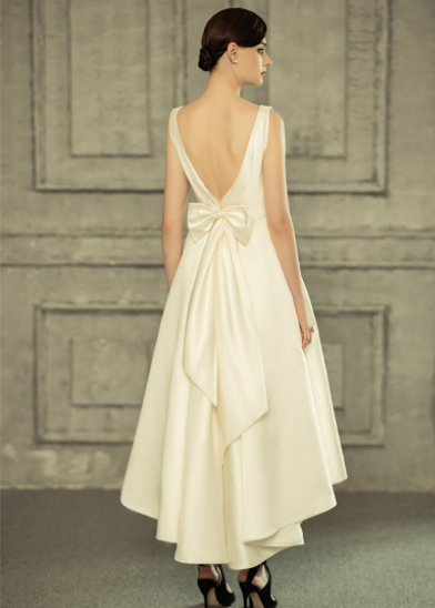 Short on the front and long on the back, simple satin wedding dress for Audrey Hepburn