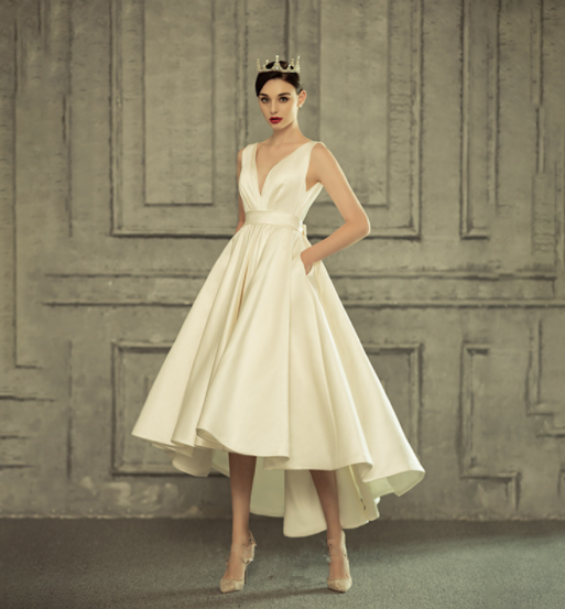 Short on the front and long on the back, simple satin wedding dress for Audrey Hepburn