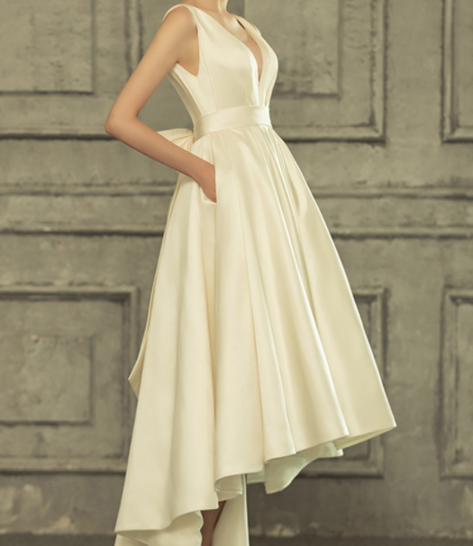 Short on the front and long on the back, simple satin wedding dress for Audrey Hepburn