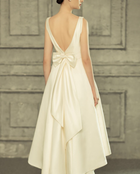 Short on the front and long on the back, simple satin wedding dress for Audrey Hepburn