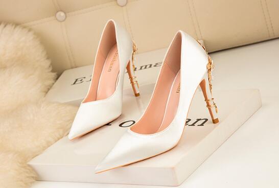 European and American wind light luxury sexy women's shoes fashion metal flowers with fine heel high heel wedding shoes pointed satin single shoes