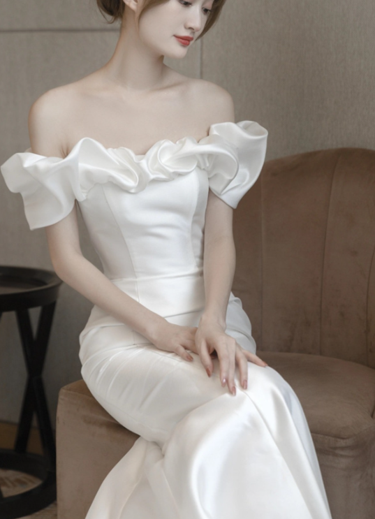 One shoulder French light wedding satin simple 2022 new fish tail white slimming banquet tail out gauze winter