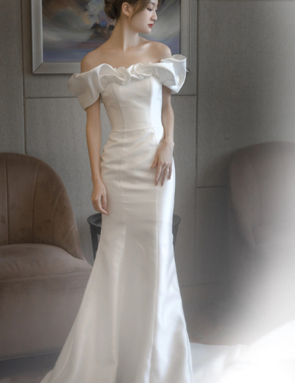 One shoulder French light wedding satin simple 2022 new fish tail white slimming banquet tail out gauze winter