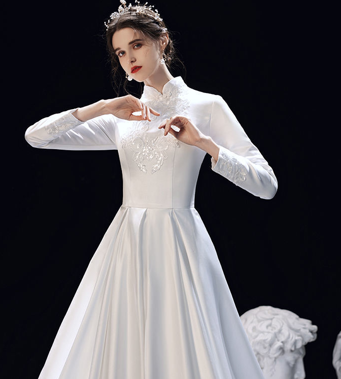 Wedding dress 2022 New summer bridal satin wedding dress Chinese Hepburn style wedding welcome dress small tail