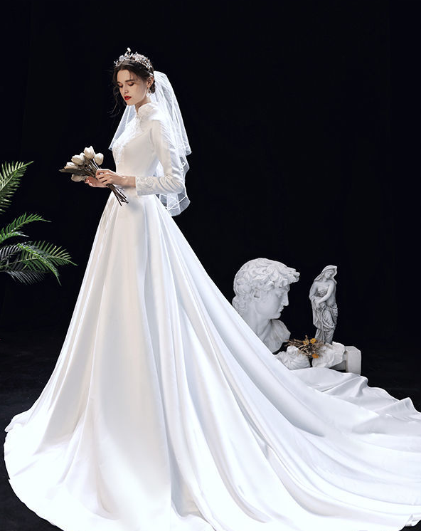 Wedding dress 2022 New summer bridal satin wedding dress Chinese Hepburn style wedding welcome dress small tail