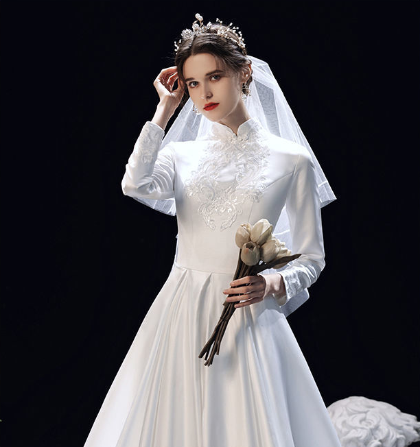 Wedding dress 2022 New summer bridal satin wedding dress Chinese Hepburn style wedding welcome dress small tail