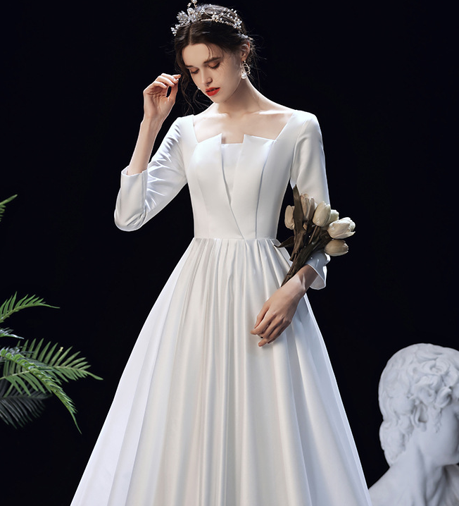 Satin main wedding dress 2022 winter new long sleeves simple Hepburn style thin trailing bride welcome out gauze woman