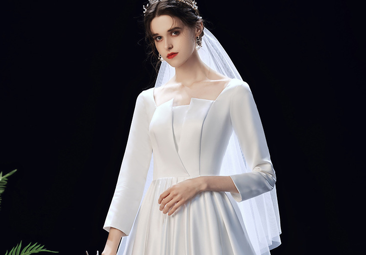 Satin main wedding dress 2022 winter new long sleeves simple Hepburn style thin trailing bride welcome out gauze woman