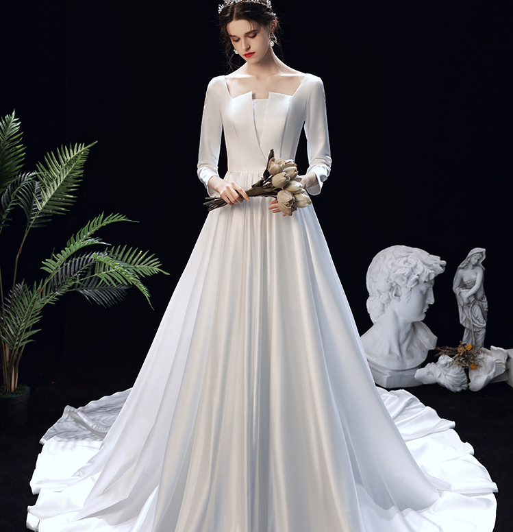 Satin main wedding dress 2022 winter new long sleeves simple Hepburn style thin trailing bride welcome out gauze woman