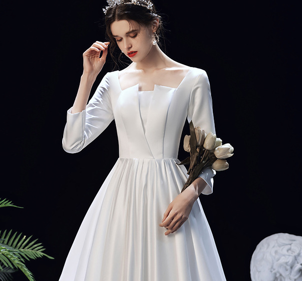 Satin main wedding dress 2022 winter new long sleeves simple Hepburn style thin trailing bride welcome out gauze woman