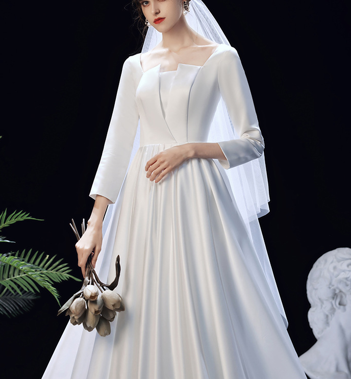 Satin main wedding dress 2022 winter new long sleeves simple Hepburn style thin trailing bride welcome out gauze woman