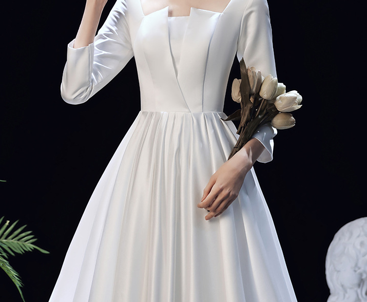 Satin main wedding dress 2022 winter new long sleeves simple Hepburn style thin trailing bride welcome out gauze woman